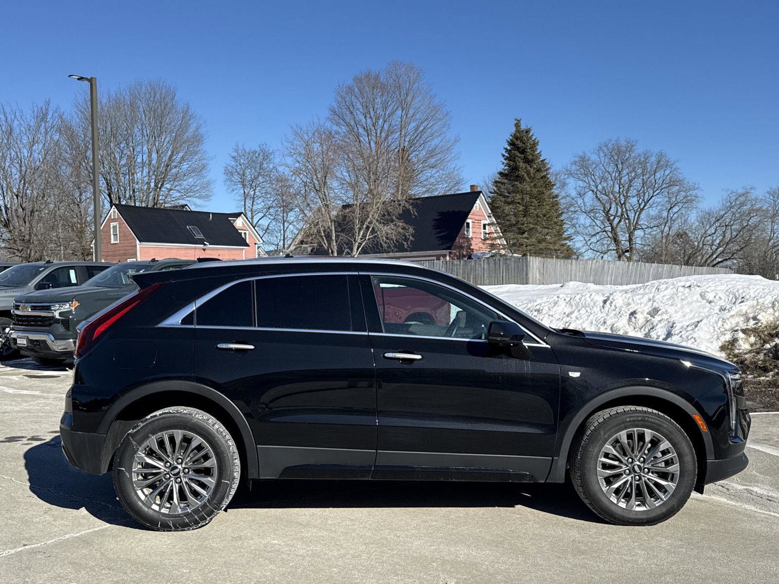 Used 2025 Cadillac XT4 Premium Luxury image 5