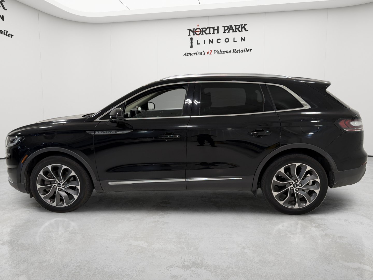 Used 2022 Lincoln Nautilus Reserve w/ Cargo Utility Package FWD image 2