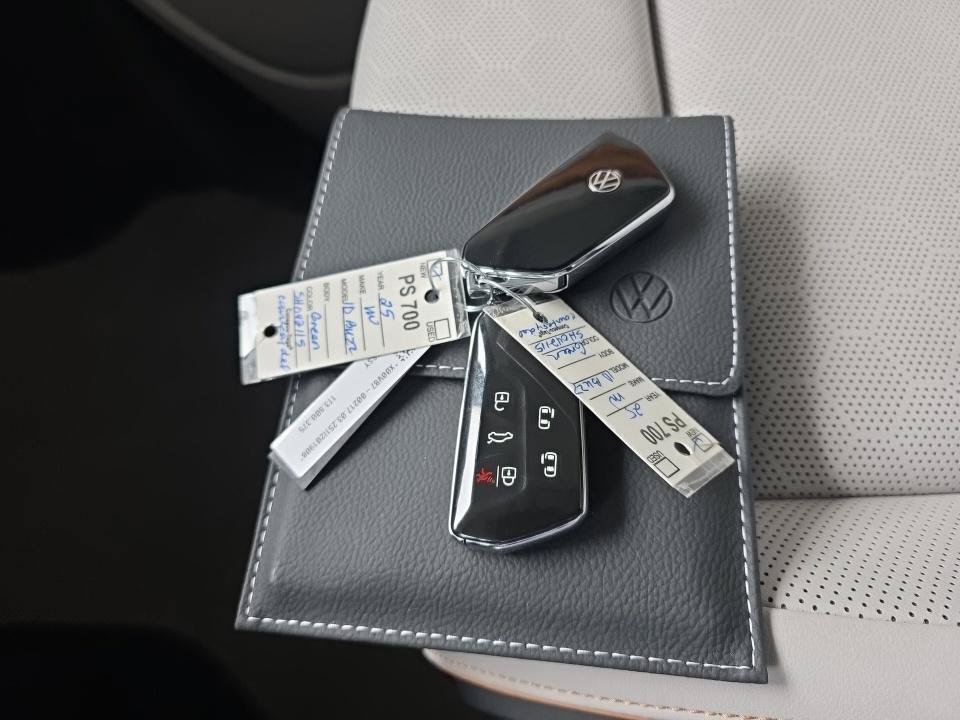 Certified 2025 Volkswagen ID. Buzz 1st Edition RWD image 2