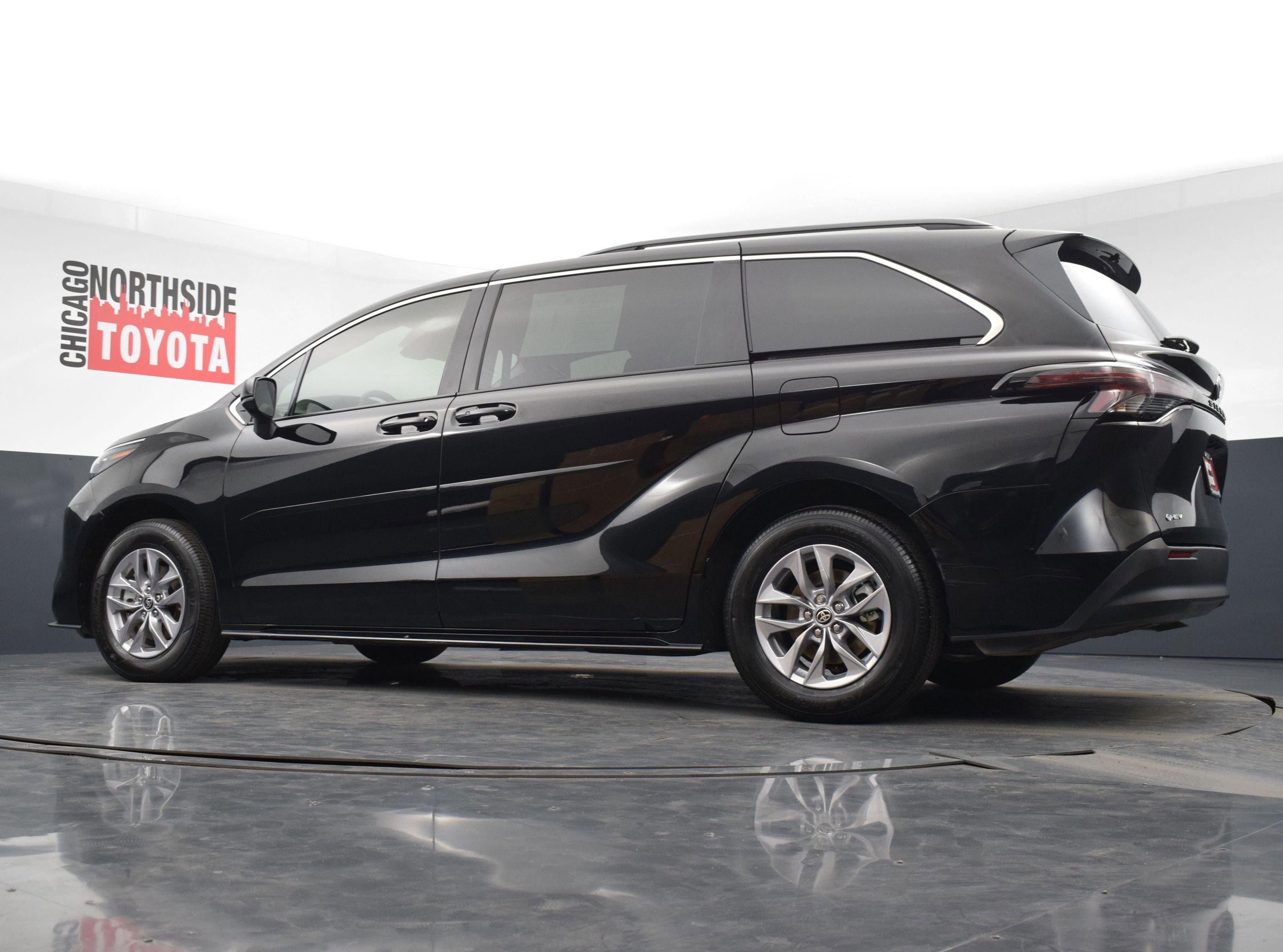 Used 2025 Toyota Sienna LE image 27