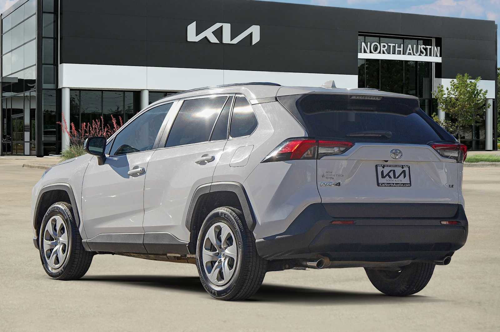Used 2021 Toyota RAV4 LE image 5