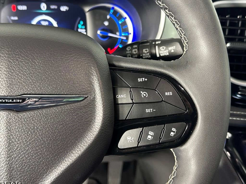 Certified 2024 Chrysler Pacifica Limited FWD image 13