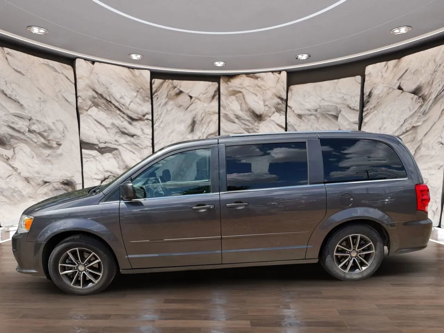 Used 2017 Dodge Grand Caravan SXT FWD image 5