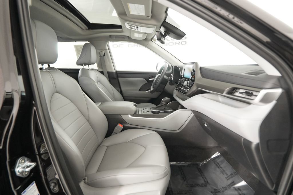 Used 2022 Toyota Highlander XLE AWD/4WD image 19