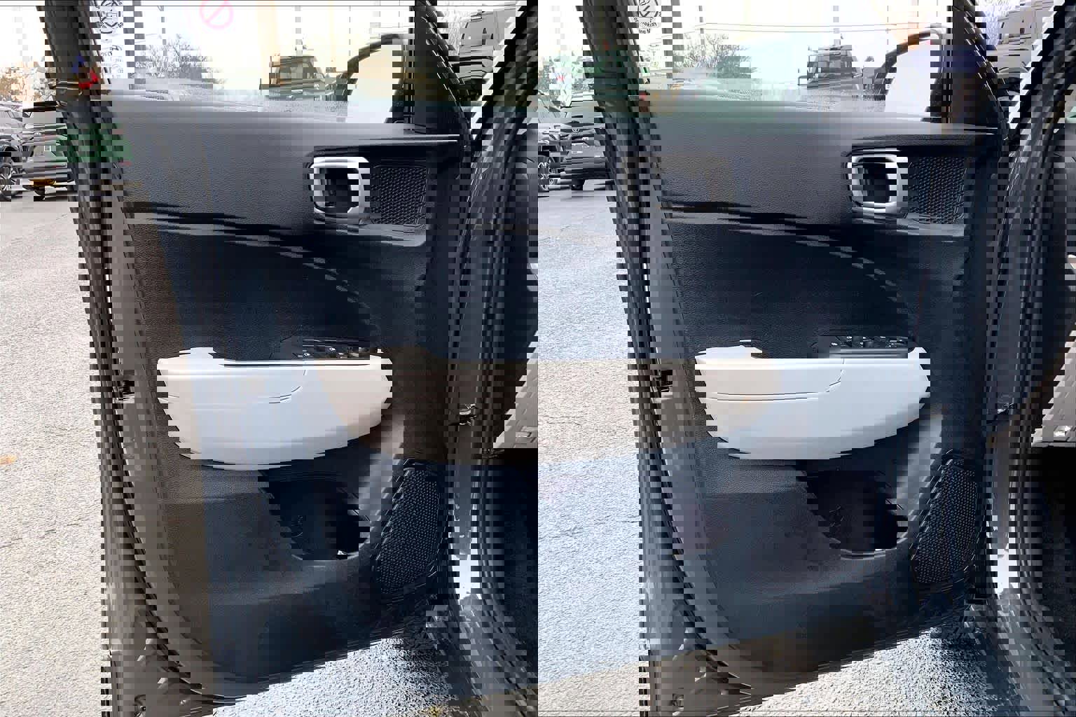 Used 2025 Hyundai Venue SEL image 21