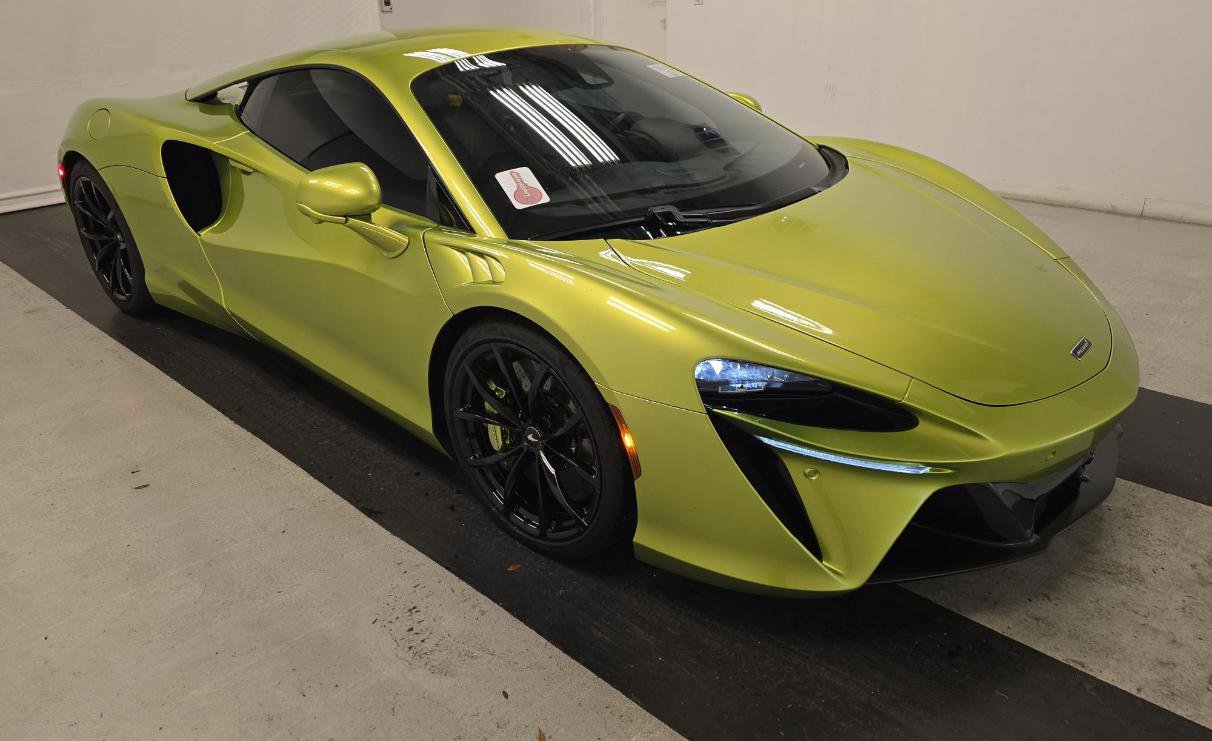 Used 2023 McLaren Artura image 2