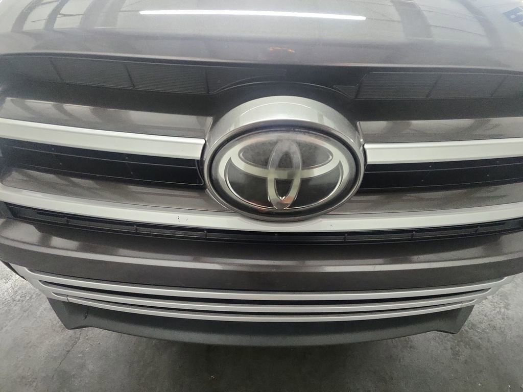 Used 2017 Toyota Highlander XLE image 30