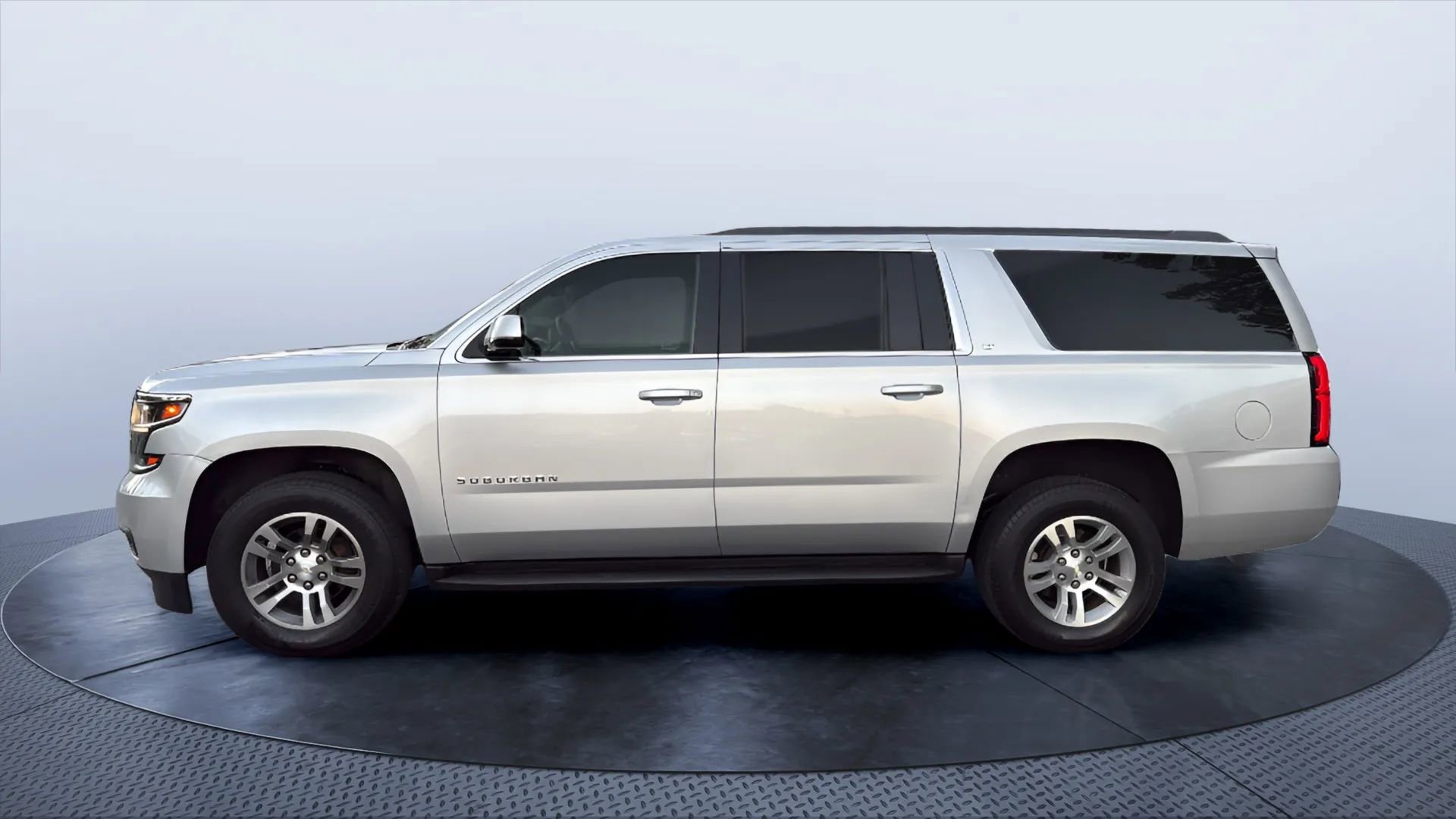Used 2019 Chevrolet Suburban LT image 2