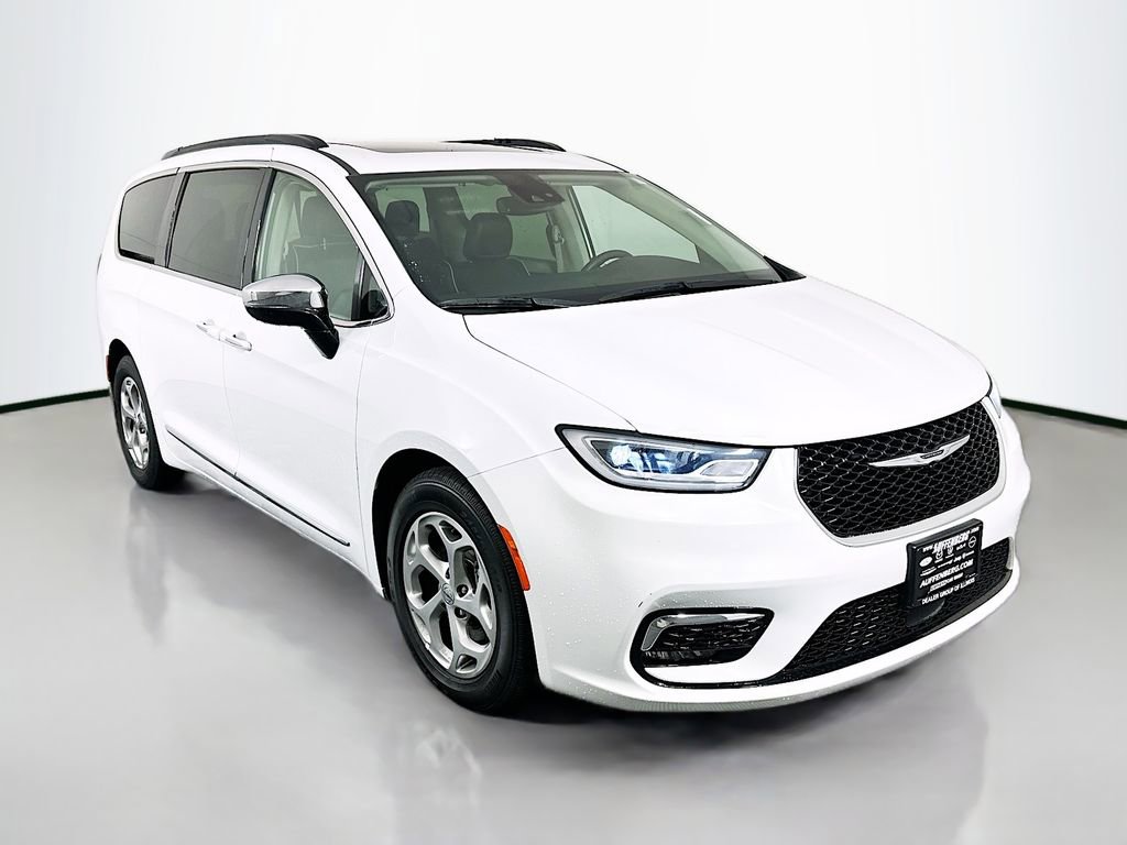 Used 2023 Chrysler Pacifica Limited image 1