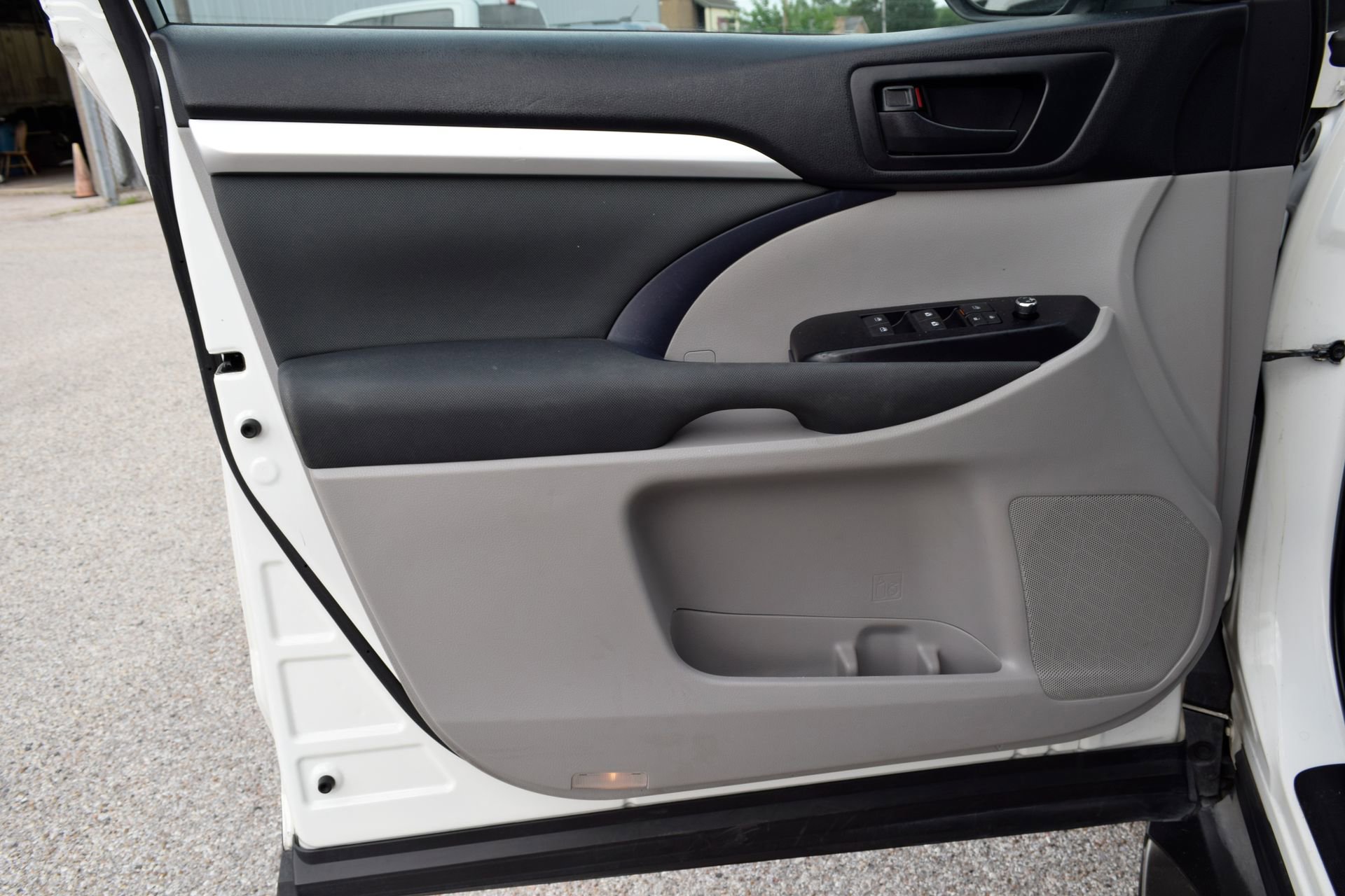 Used 2019 Toyota Highlander LE FWD image 19