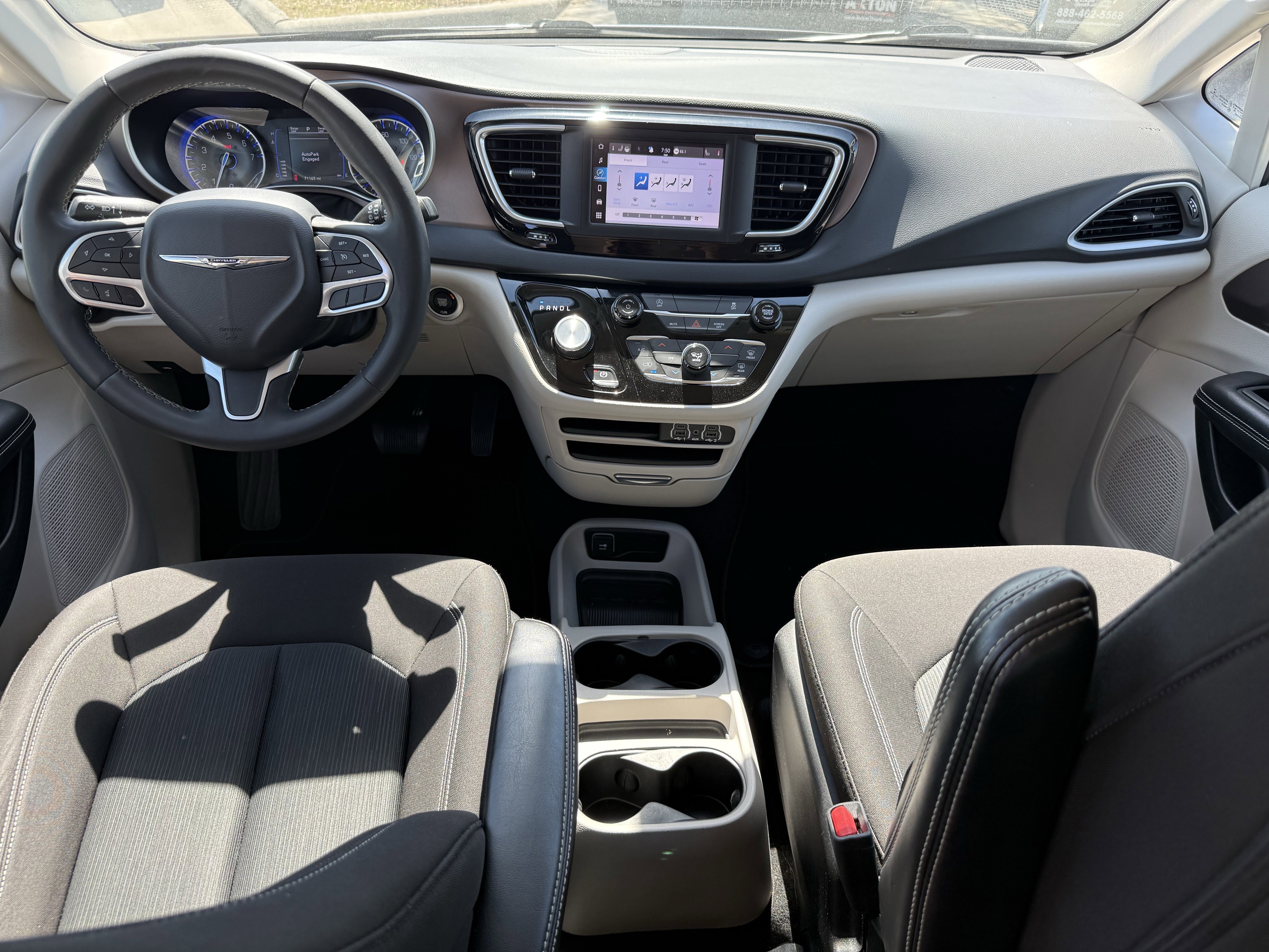 Used 2023 Chrysler Voyager LX image 13