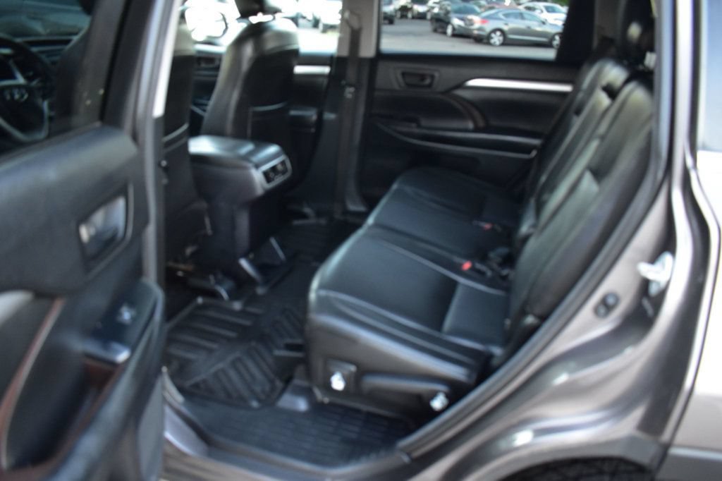 Used 2014 Toyota Highlander LE FWD image 17