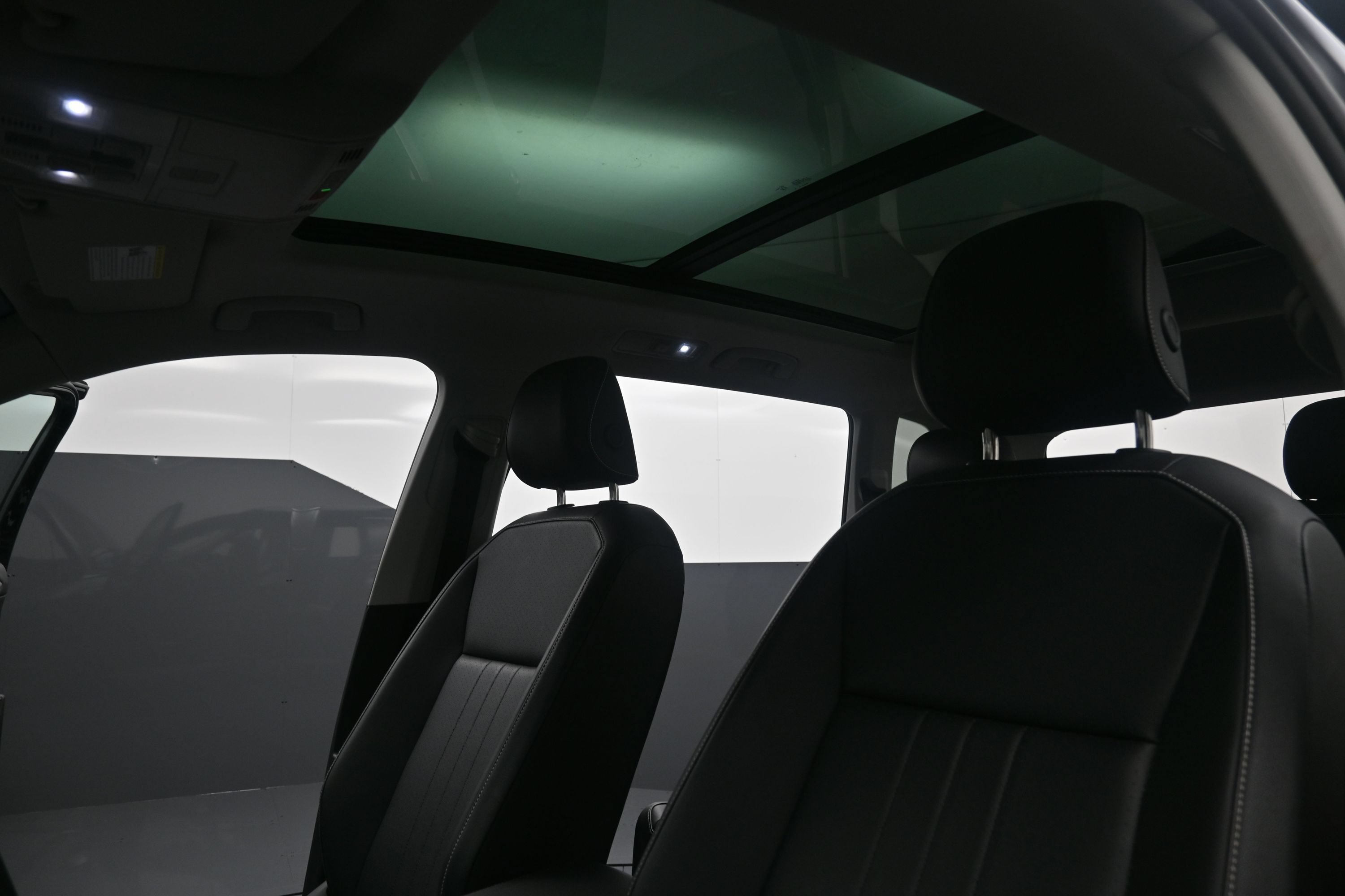 Used 2023 Volkswagen Tiguan SE w/ Panoramic Sunroof Package AWD/4WD image 18