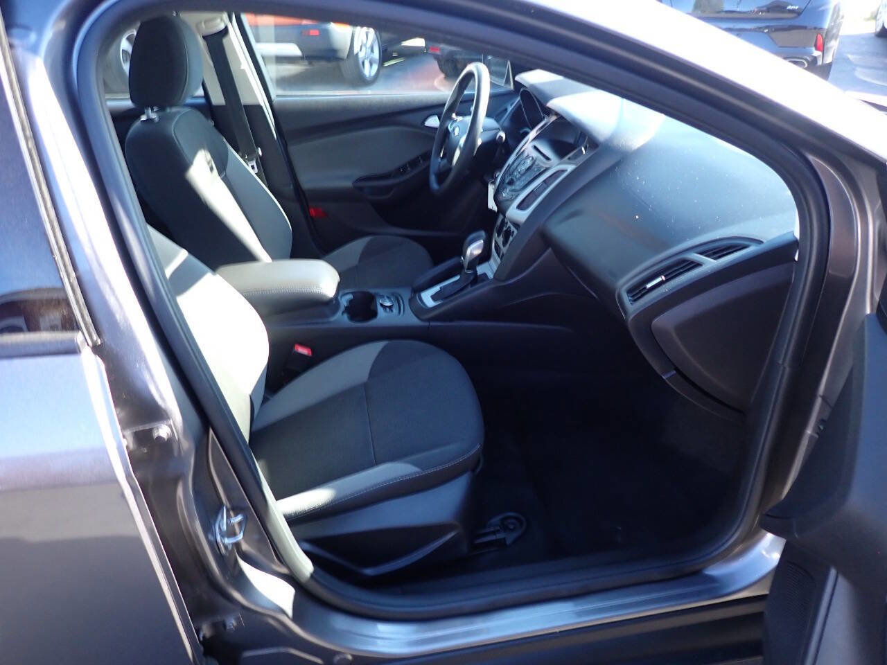Used 2014 Ford Focus SE w/ SE Winter Package FWD image 9