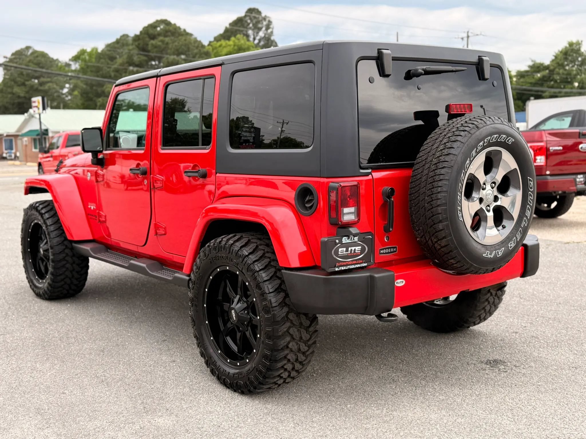 Used 2018 Jeep Wrangler Unlimited Sahara AWD/4WD image 9