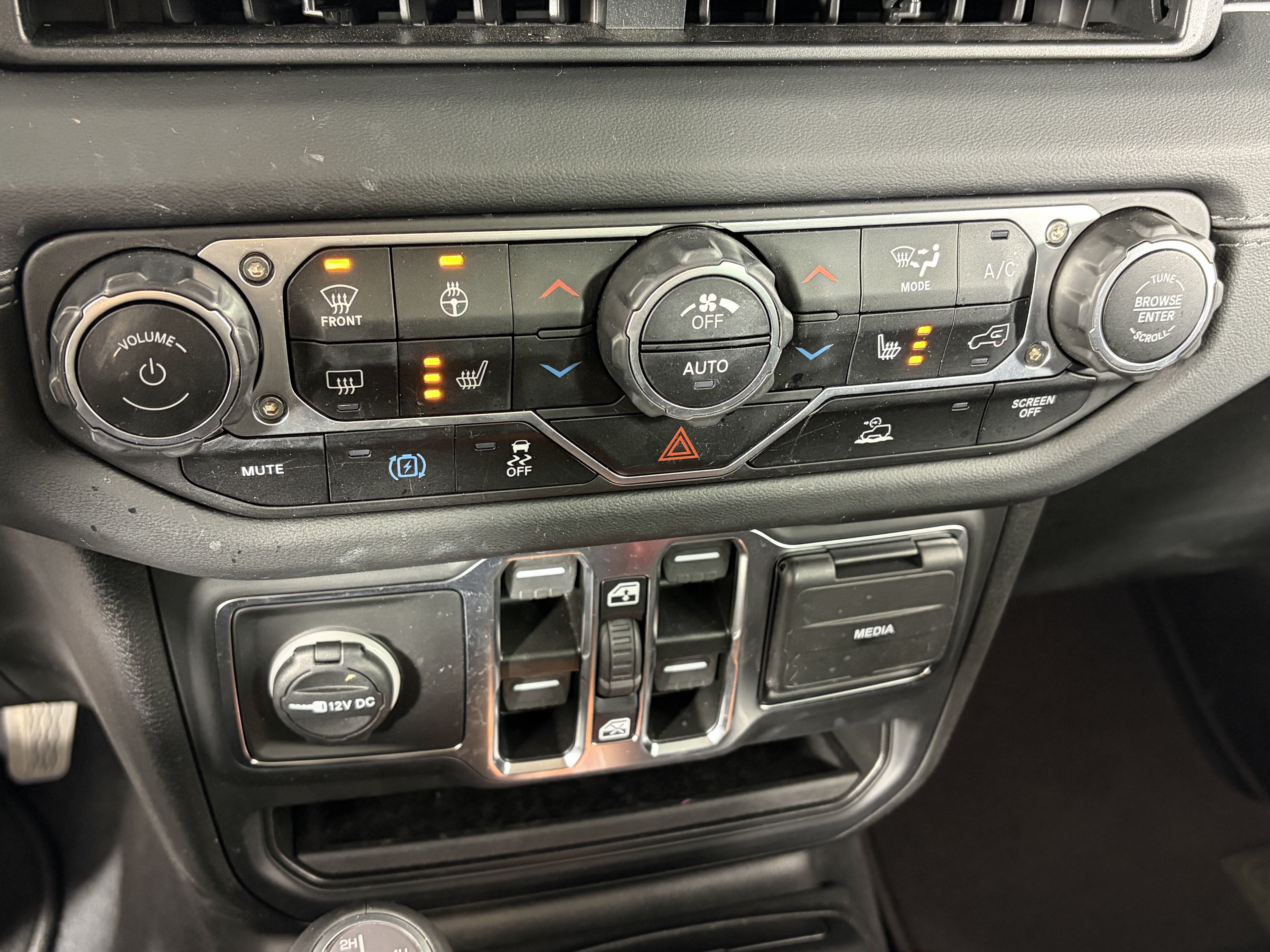 Used 2024 Jeep Wrangler Unlimited Sahara AWD/4WD image 21