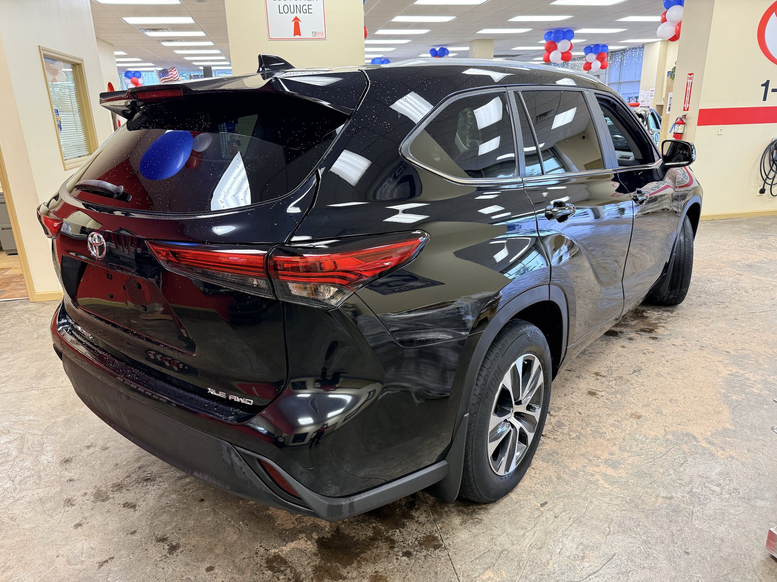 Used 2023 Toyota Highlander XLE AWD/4WD image 11