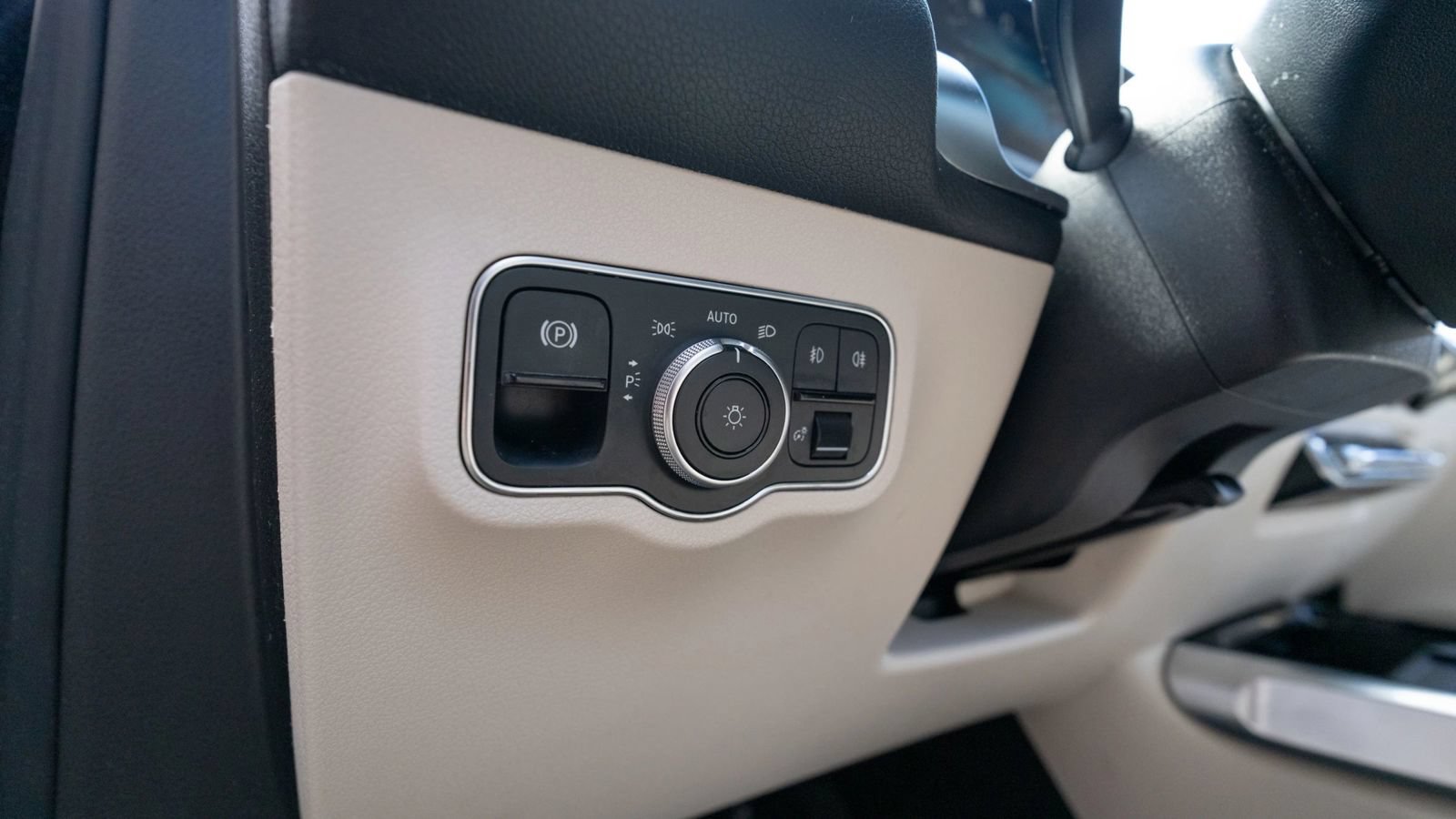 Used 2021 Mercedes-Benz GLB 250 4MATIC w/ Premium Package image 43