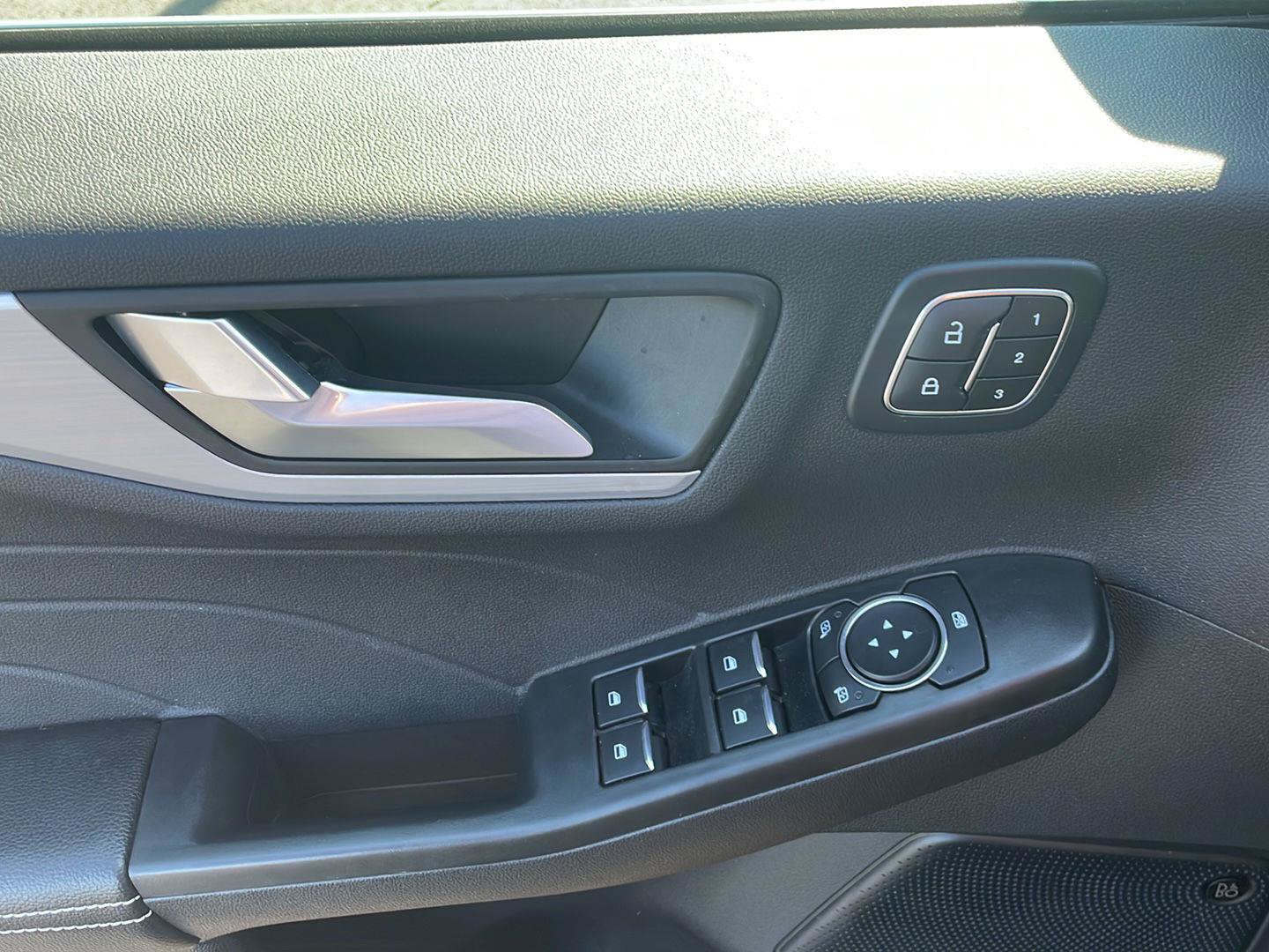 Used 2025 Ford Escape SE w/ PHEV Premium Package FWD image 13