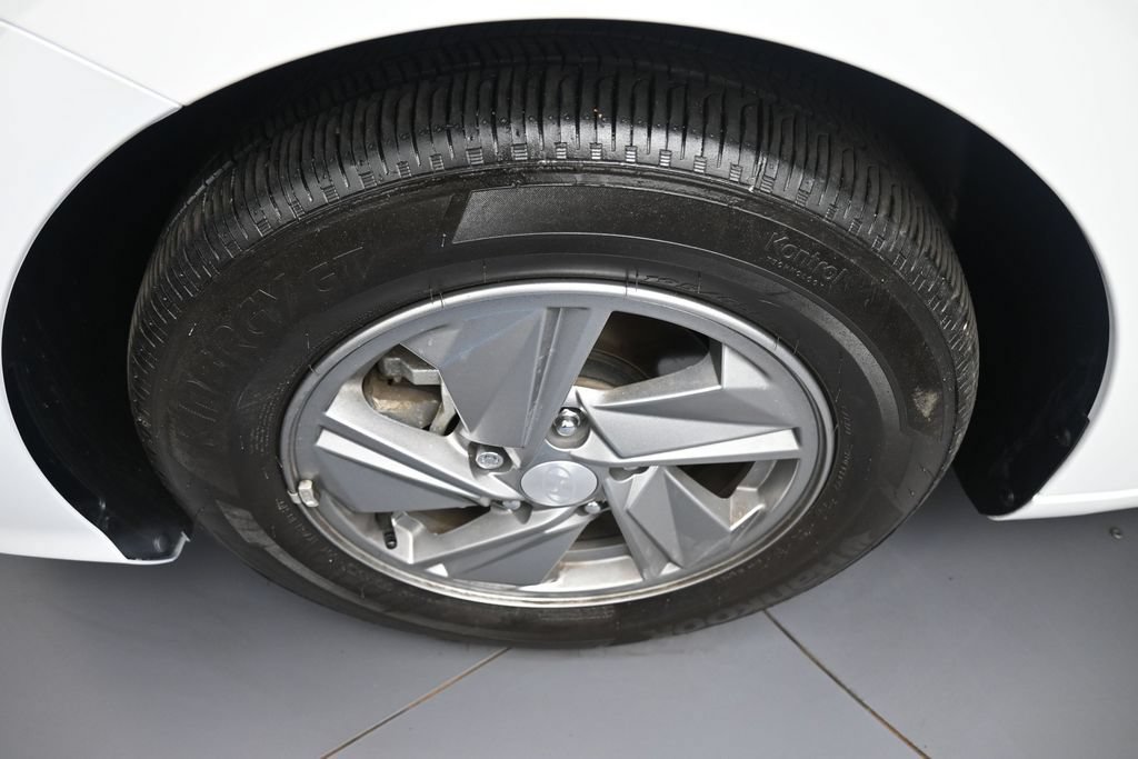 Certified 2025 Hyundai Elantra SE w/ Cargo Package FWD image 14