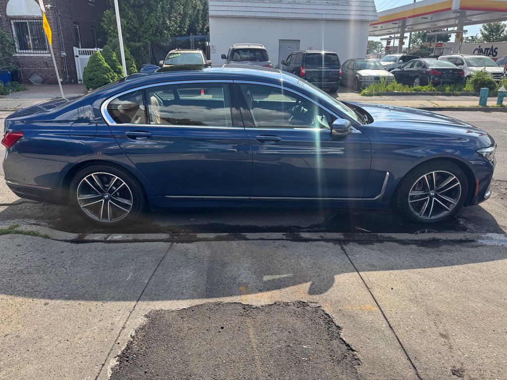 Used 2022 BMW 750i xDrive w/ Executive Package AWD/4WD image 5
