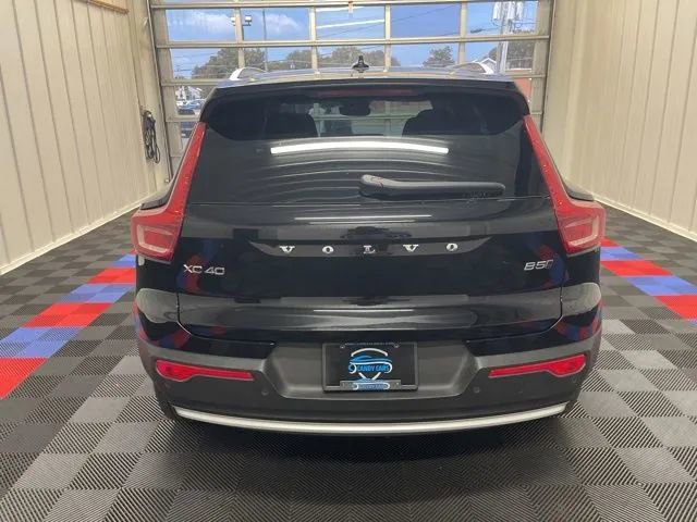 Used 2025 Volvo XC40 B5 Plus image 4