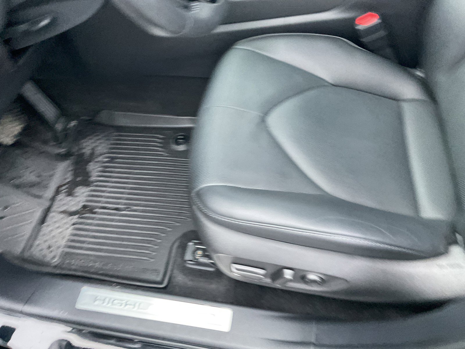 Used 2024 Toyota Highlander Limited image 11