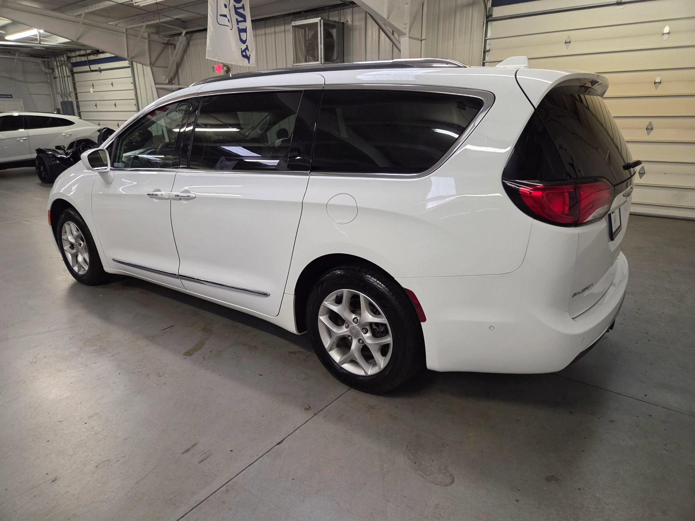 Used 2018 Chrysler Pacifica Touring-L Plus FWD image 4