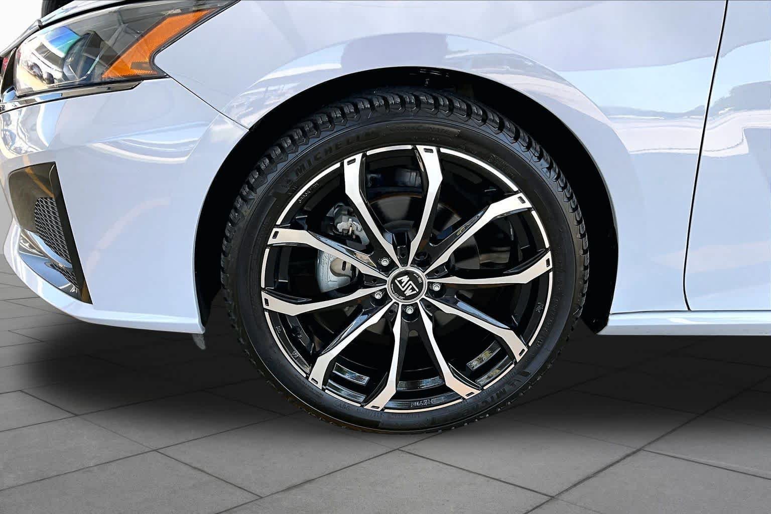 Used 2023 Nissan Altima 2.5 SR FWD image 11