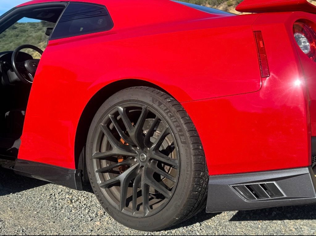 Used 2019 Nissan GT-R Premium image 17