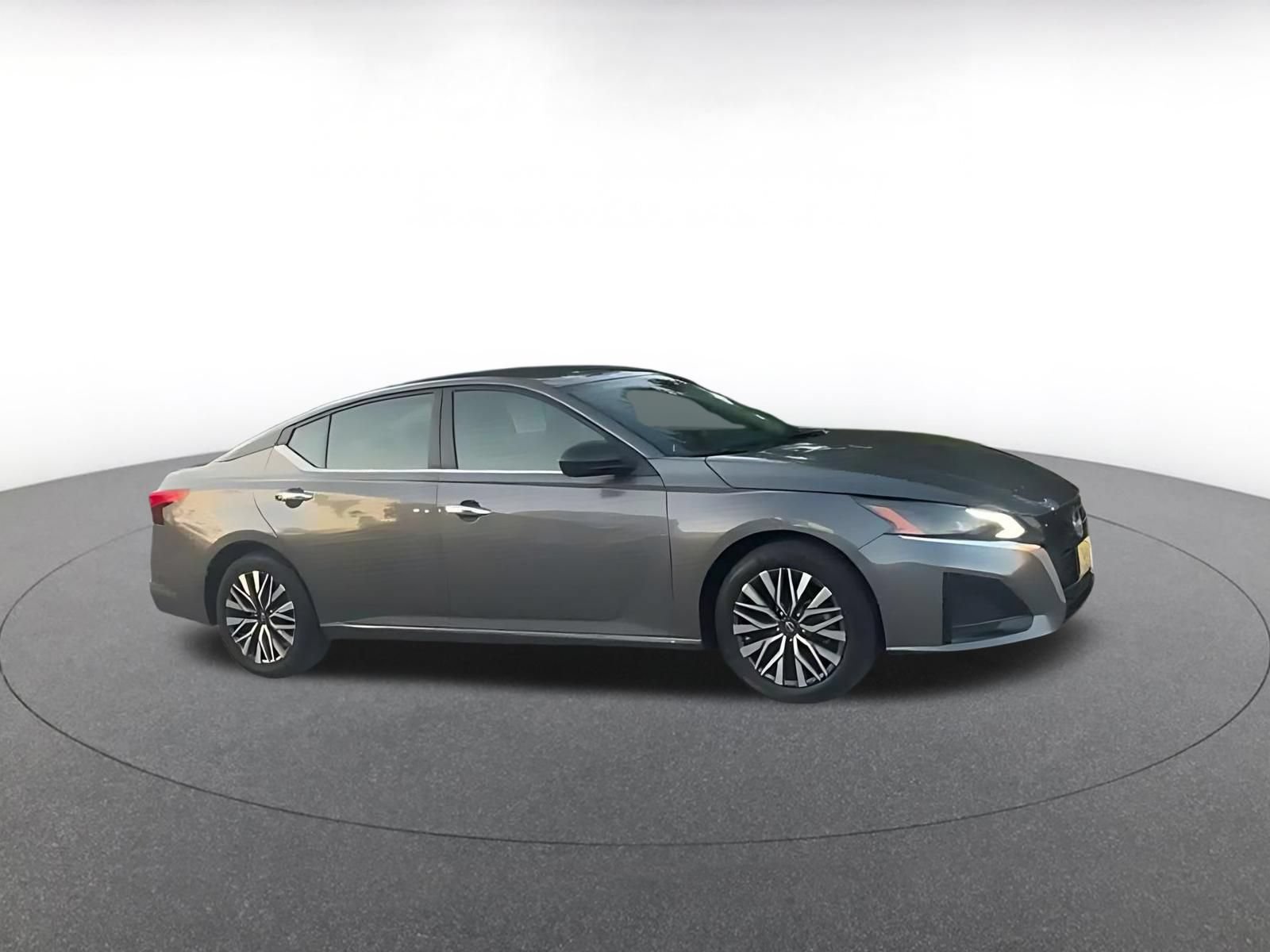 Used 2025 Nissan Altima 2.5 SV FWD image 2