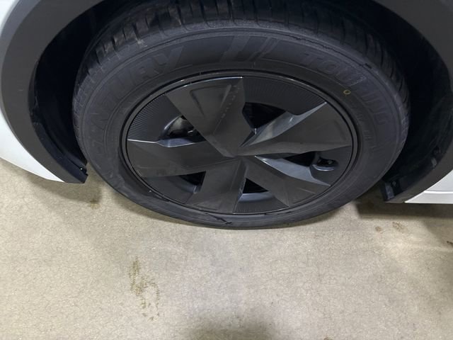 Used 2023 Toyota Prius LE AWD/4WD image 16