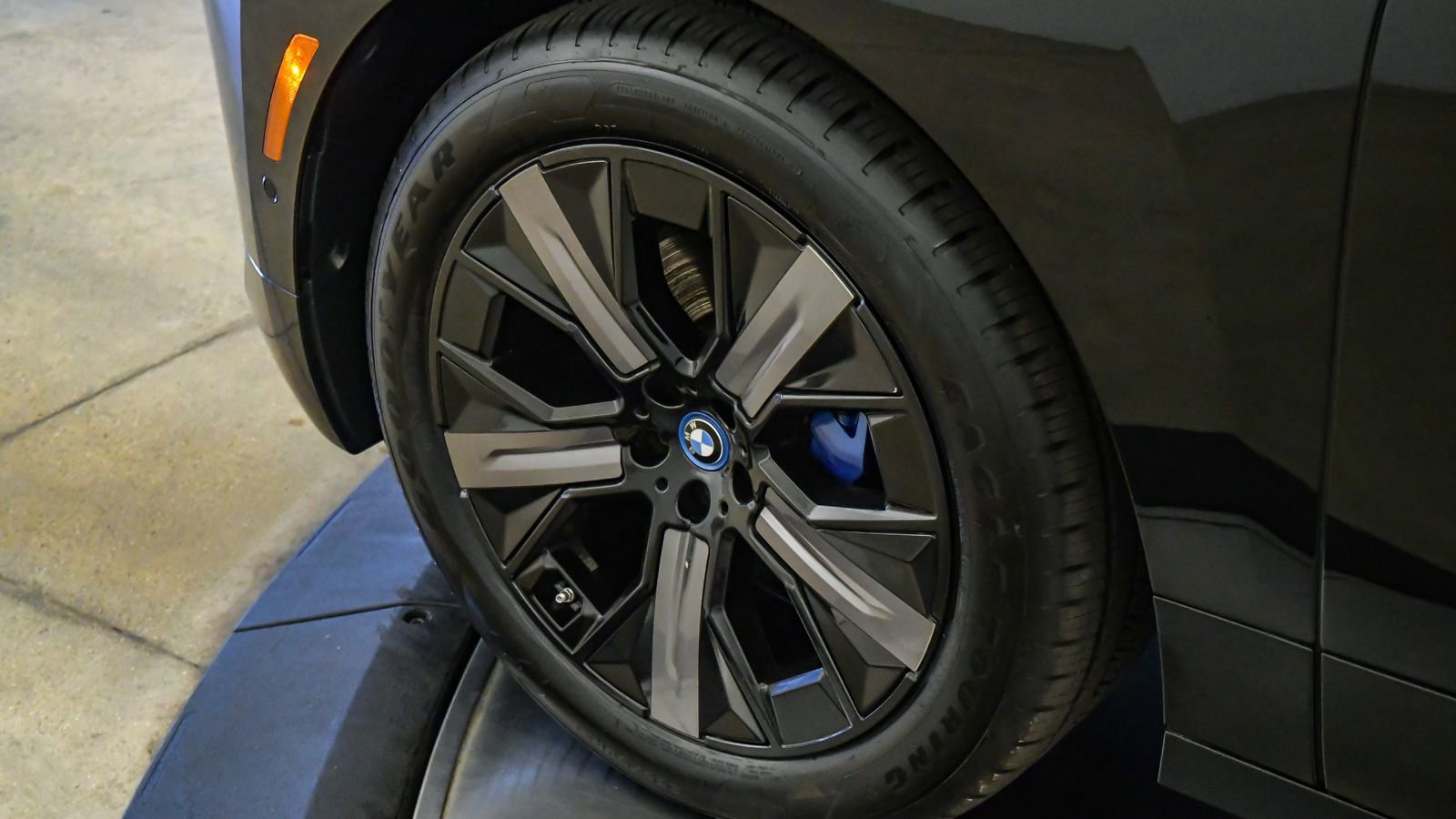 Certified 2023 BMW iX xDrive50 w/ Premium Package AWD/4WD image 10