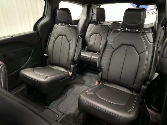 New 2027 Chrysler Pacifica Select AWD/4WD image 26