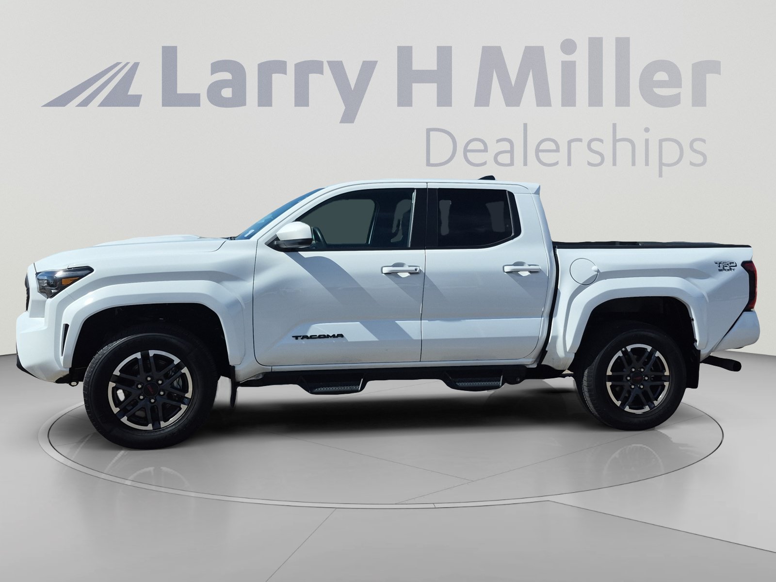 Used 2024 Toyota Tacoma TRD Sport AWD/4WD image 2