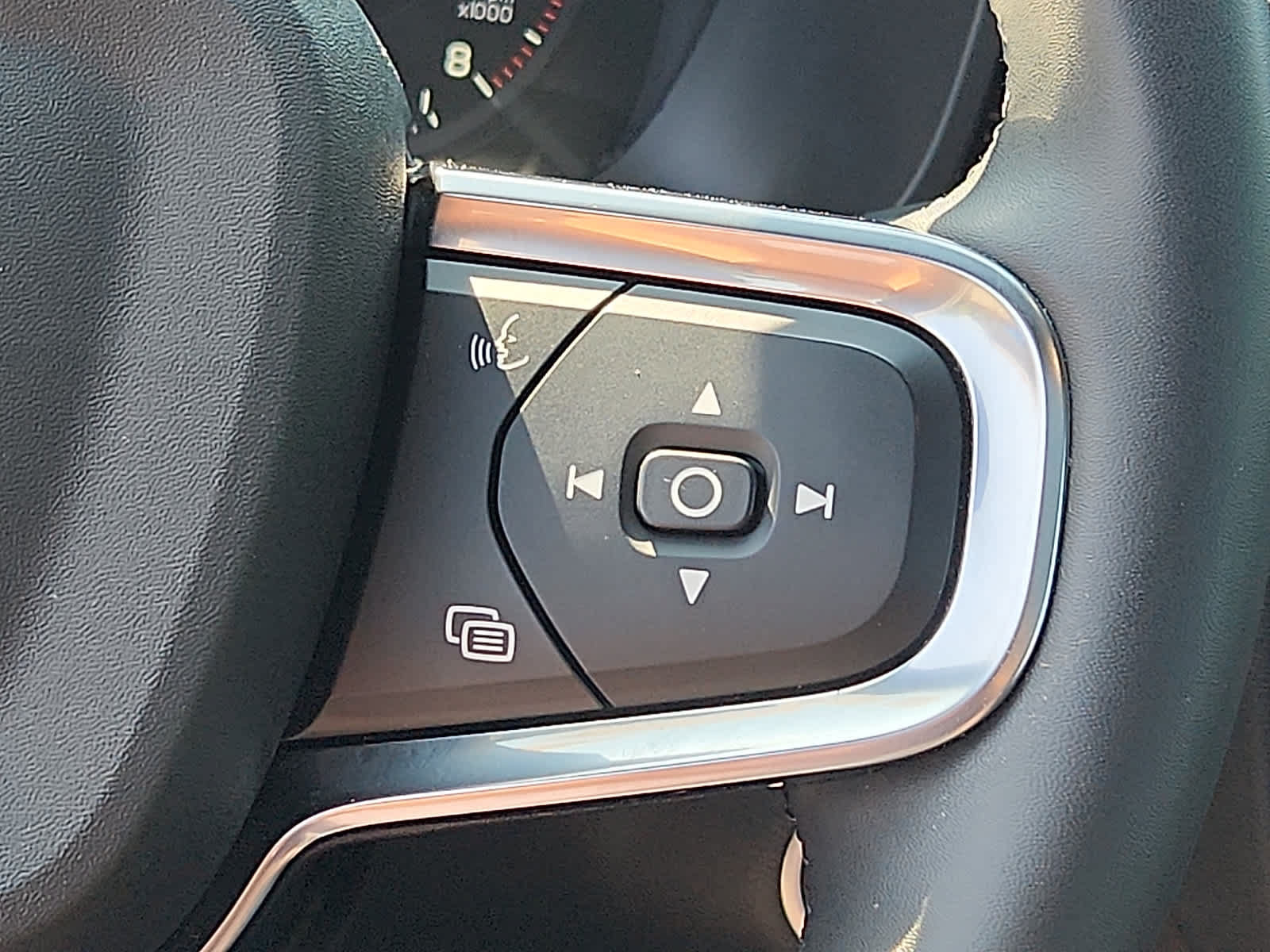 Used 2022 Volvo XC40 T5 R-Design w/ Climate Package AWD/4WD image 24