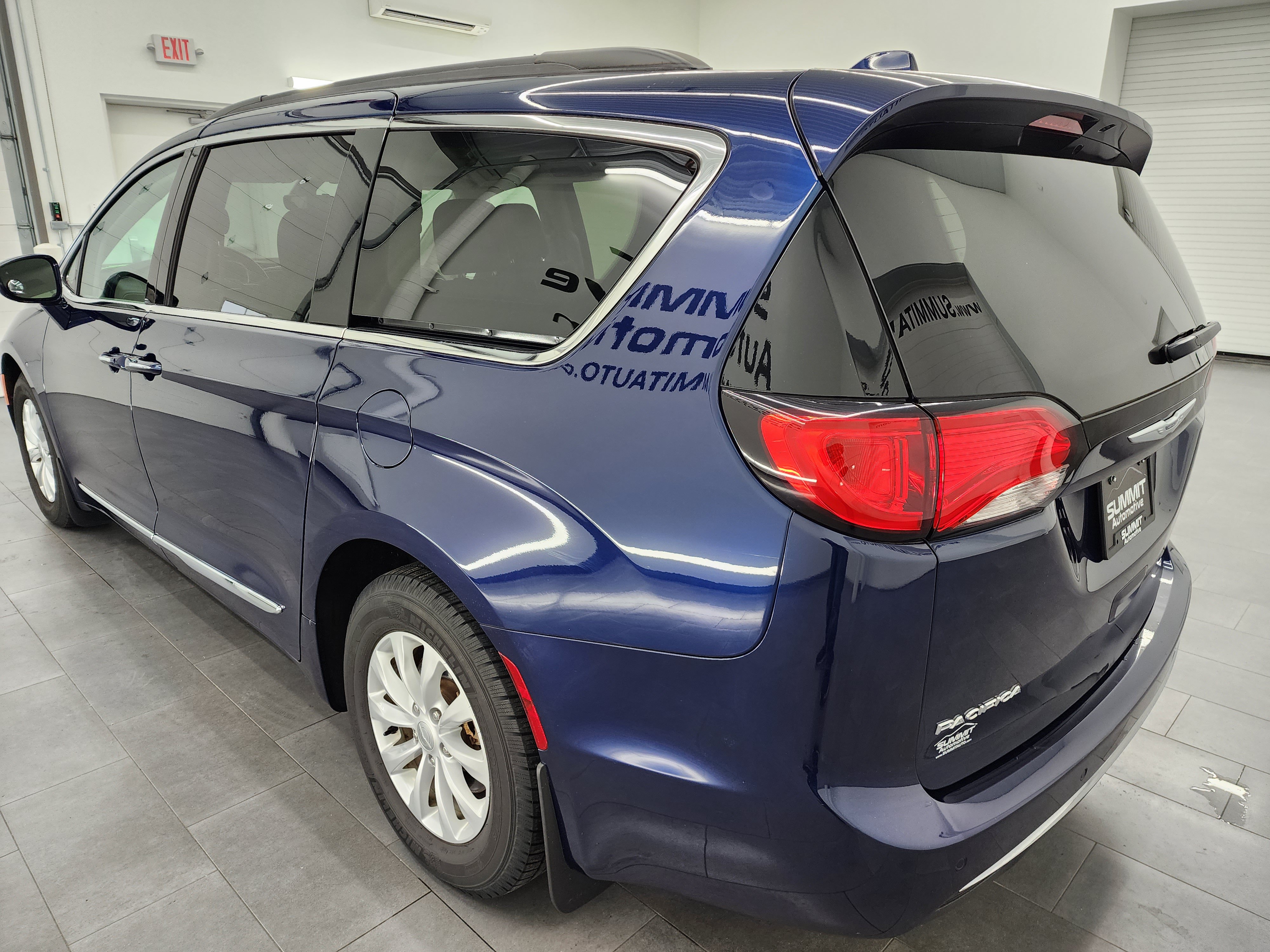 Used 2017 Chrysler Pacifica Touring-L FWD image 6