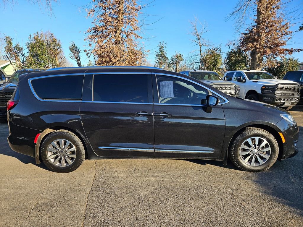 Certified 2018 Chrysler Pacifica Touring-L image 8