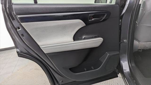 Used 2022 Toyota Highlander L image 16