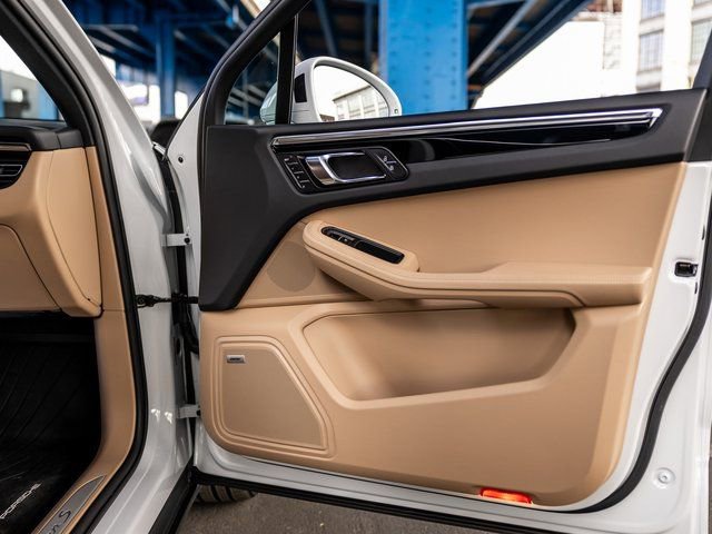 Certified 2025 Porsche Macan S image 41