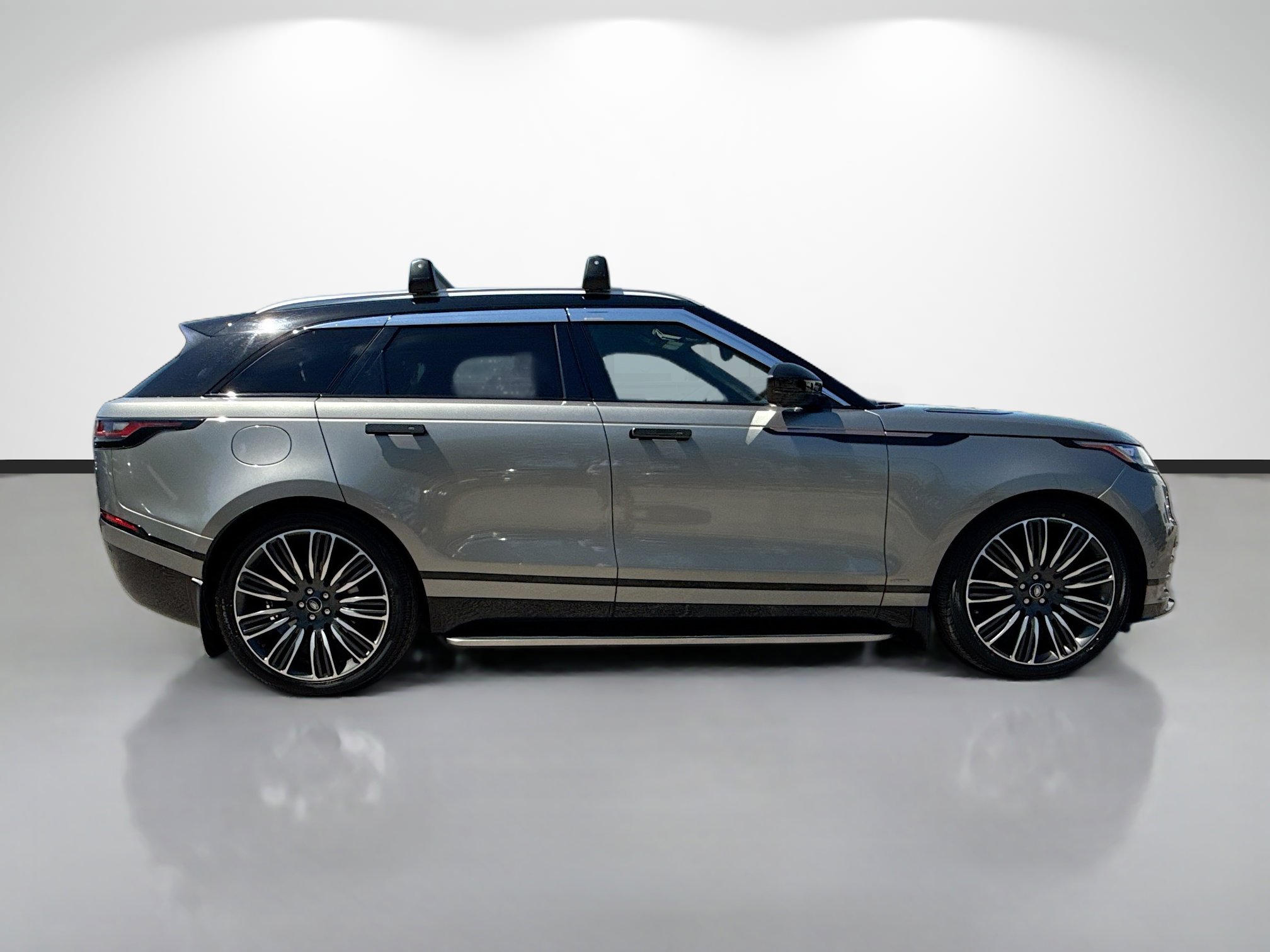 Used 2018 Land Rover Range Rover Velar AWD/4WD image 2