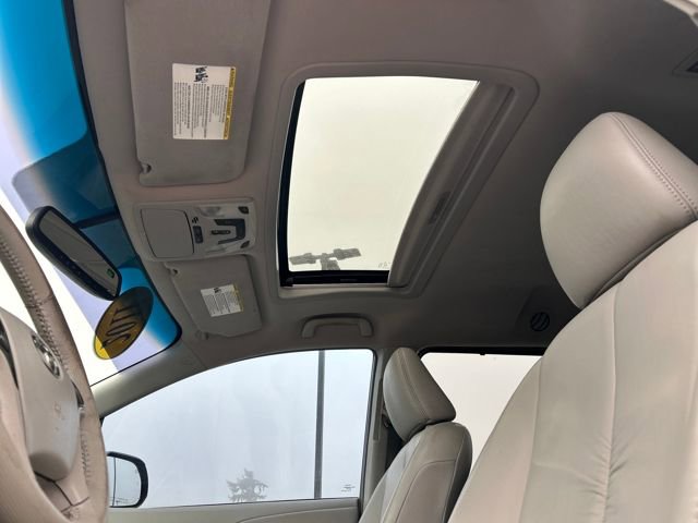 Used 2011 Toyota Sienna XLE image 29