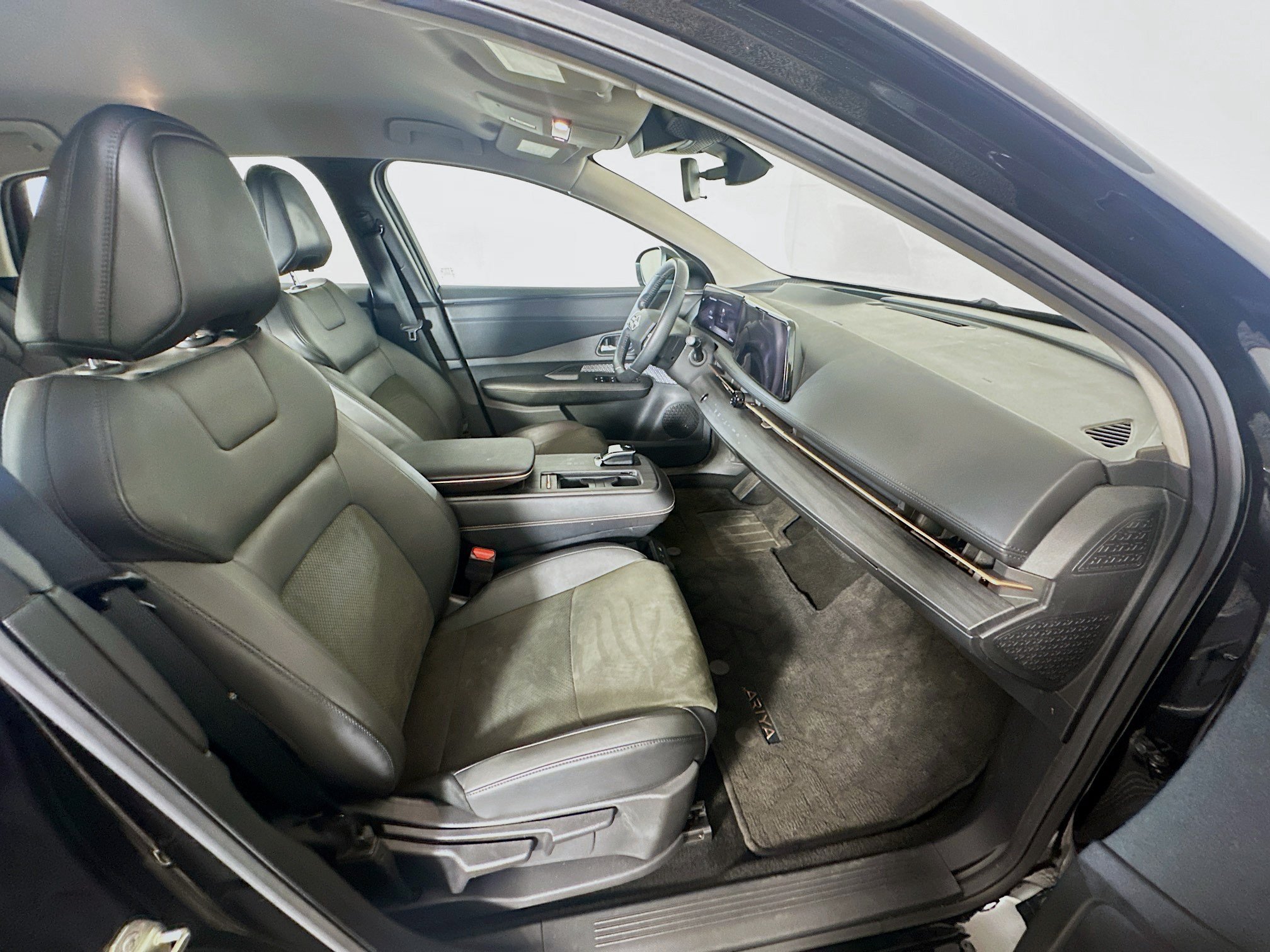 Used 2023 Nissan Ariya FWD image 32