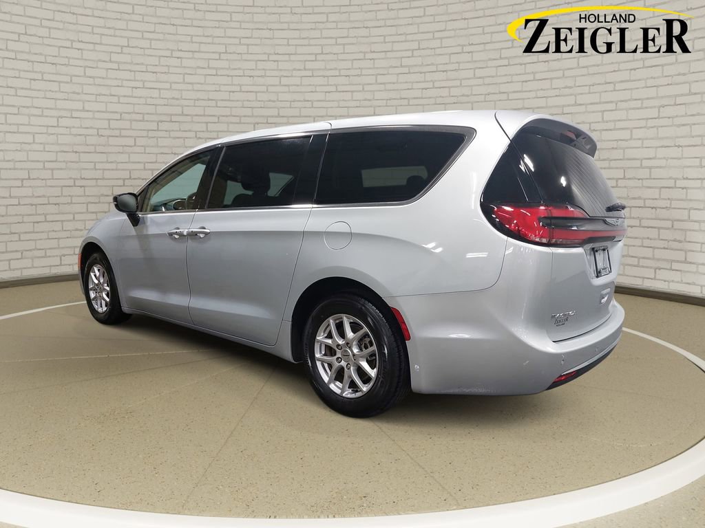 Used 2024 Chrysler Pacifica Touring-L FWD image 7