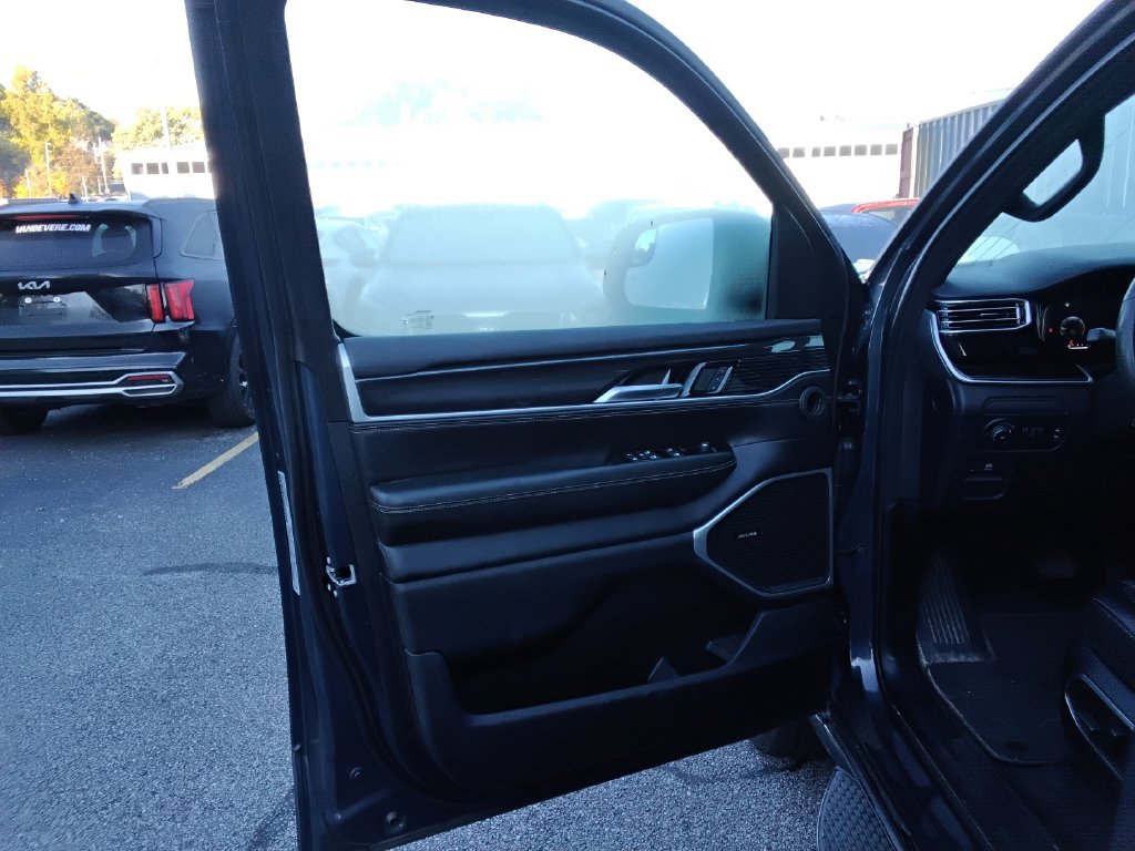 Used 2023 Jeep Wagoneer 4WD w/ Premium Group I image 10