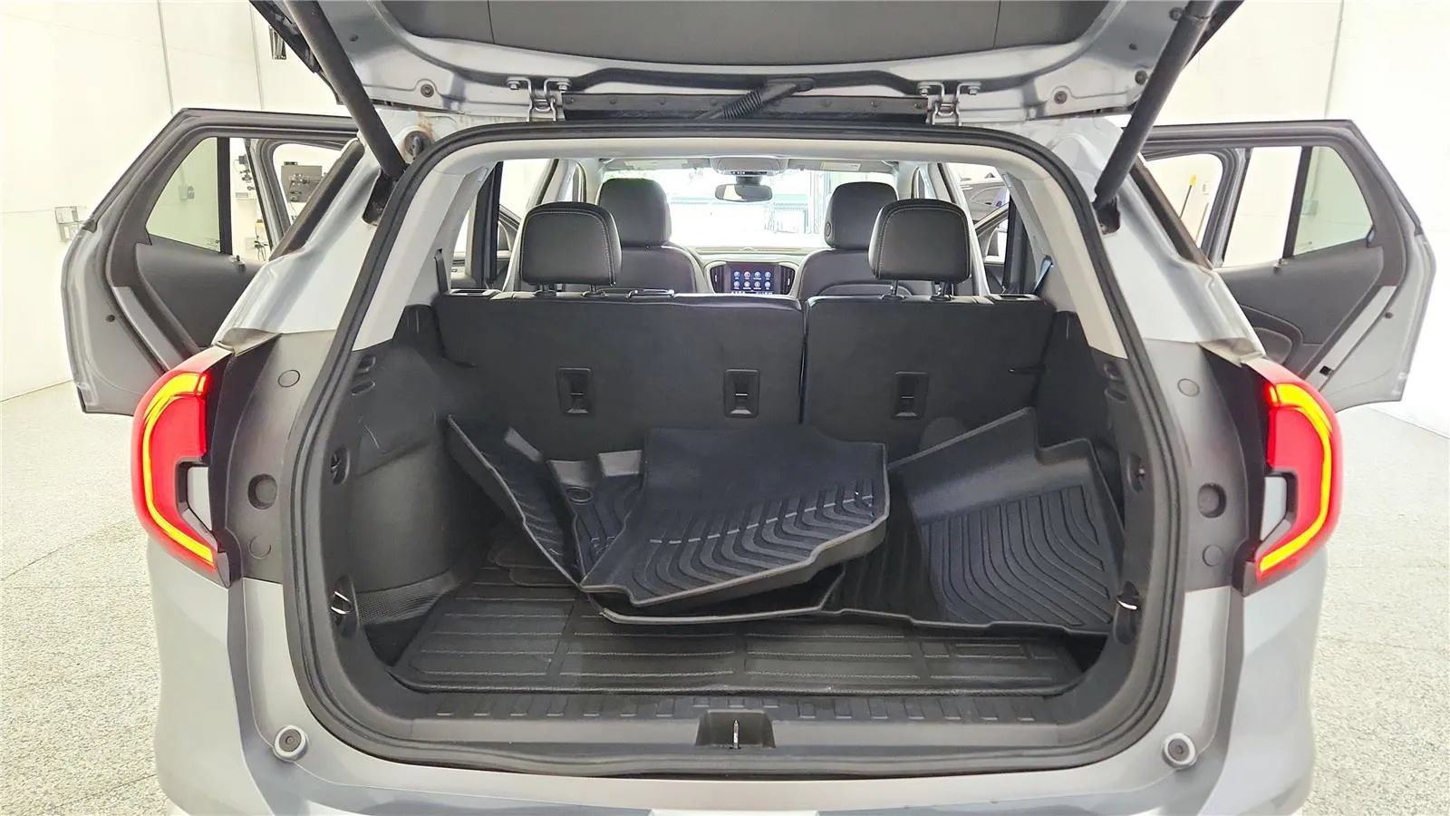 Used 2023 GMC Terrain SLT FWD image 20
