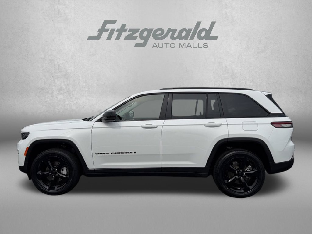 Used 2023 Jeep Grand Cherokee Limited w/ Black Appearance Package AWD/4WD image 5