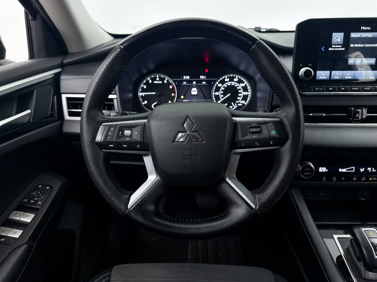 Used 2023 Mitsubishi Outlander SE image 3