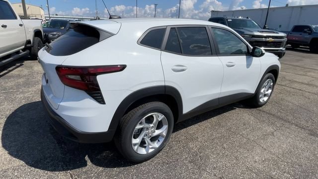 New 2026 Chevrolet Trax LS w/ LS Convenience Package FWD image 2