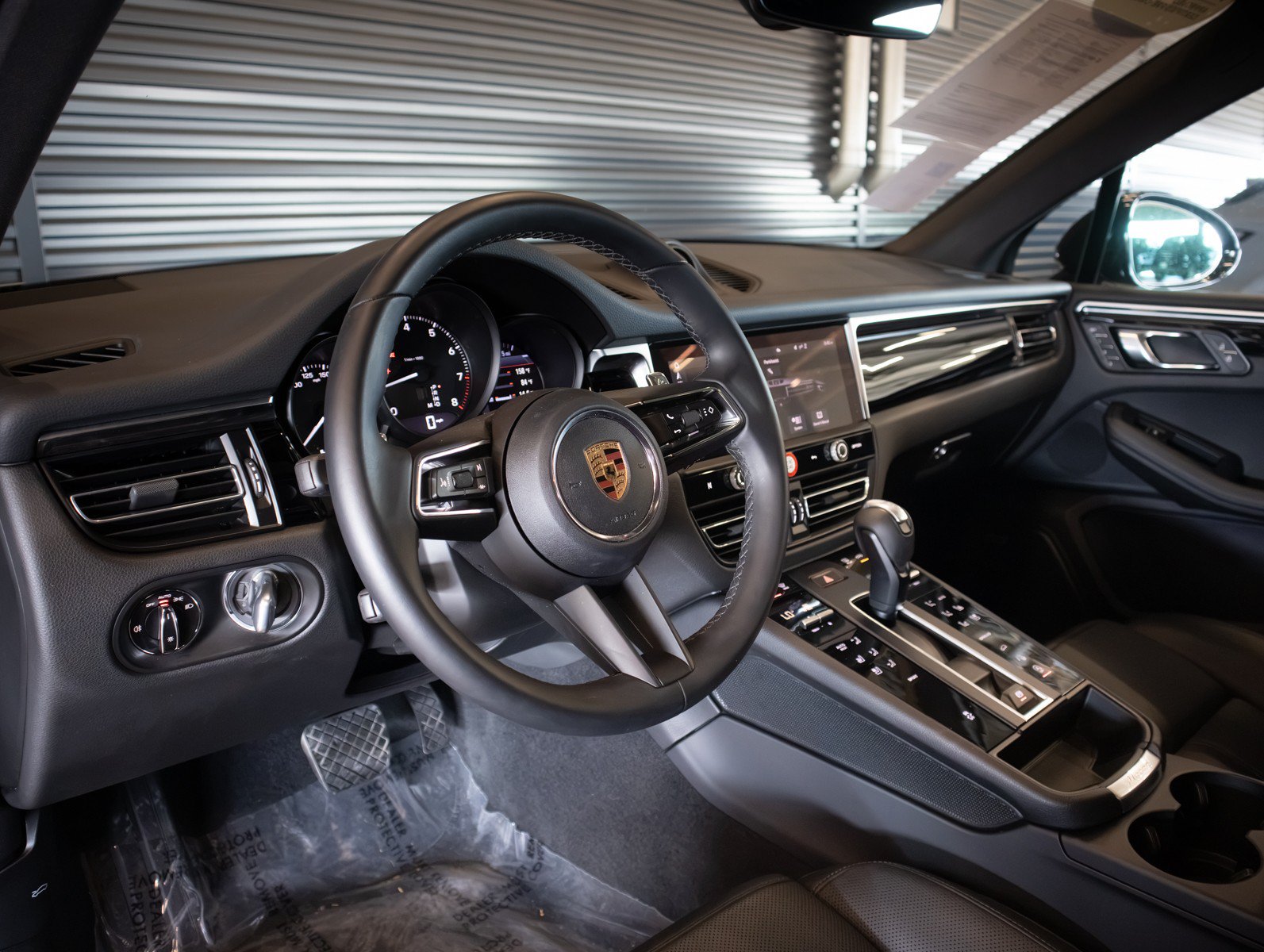 Certified 2023 Porsche Macan AWD/4WD image 4